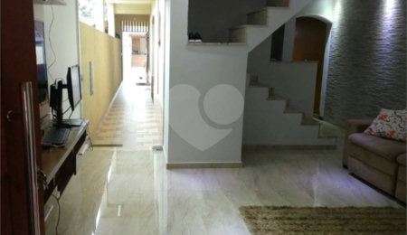 Sobrado à venda com 3 quartos, sendo 1 suíte,  em Jardim Santa Rita de Cássia, Suzano, SP