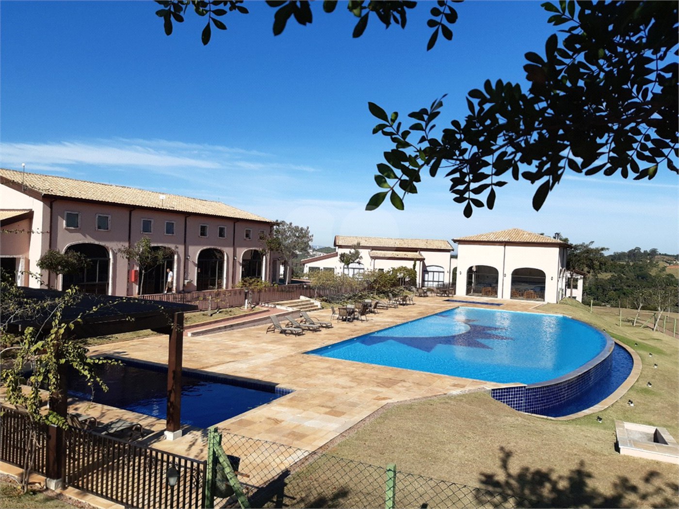 Terreno à venda com 1 suíte no condomínio Residencial Campo de Toscana, Vinhedo - SP