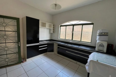 Casa à venda com 3 quartos, sendo 1 suíte, em Jardim das Oliveiras, Três Lagoas, MS