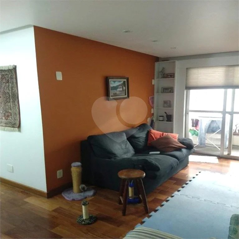 Apartamento na Vila Nova Conceição de 100m2 com 2 dorms, 1 suíte , 3 banheiros, 2 vagas. Estuda permuta.