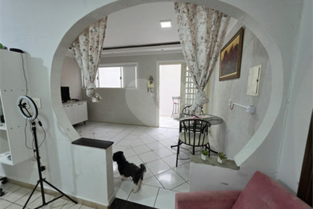 Casa térrea à venda no Douradinho com 2 quartos e edícula com mais dois quartos e 2 banheiros.