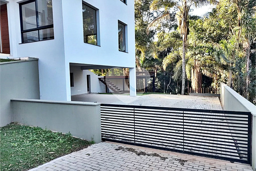 Casa à venda com 4 quartos, sendo 3 suítes, no condomínio Cantareira, Mairiporã - SP