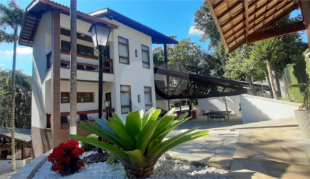 Sobrado à venda com 5 quartos, sendo 3 suítes, em Serra da Cantareira, Mairiporã, SP