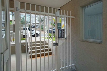 Apartamento no Condomínio Parque dos Jacarandás.