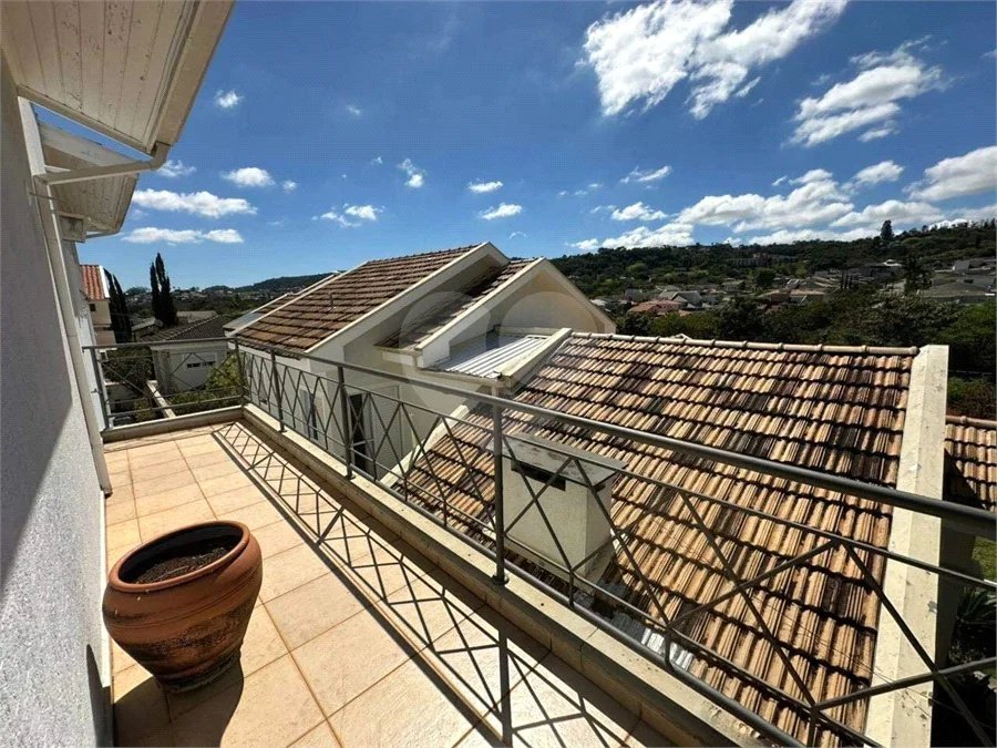 Casa à venda com 3 suítes no condomínio Recanto dos Paturis, Vinhedo - SP