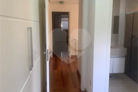 Casa à venda com 3 suítes no condomínio Villaggio Belvedere, São Paulo - SP