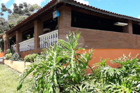 Chácara à venda com 8 quartos, sendo 3 suítes, no Centro, Toledo, MG