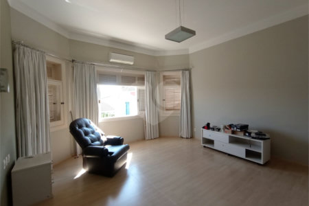 Casa à venda com 3 suítes em Vila Nastri, Itapetininga, SP