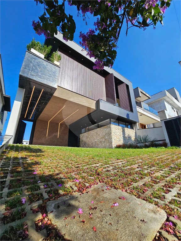 Casa à venda com 3 suítes no condomínio Mosaico Essence Cond., Mogi das Cruzes - SP