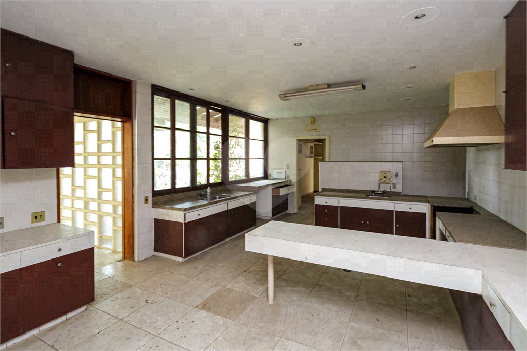 Casa à venda com 5 quartos, sendo 3 suítes, no condomínio Chácara Flora, São Paulo - SP