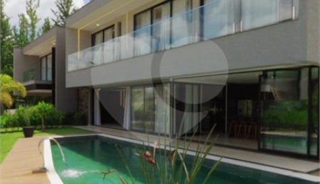 Casa à venda com 4 suítes no condomínio Figueira Garden, Atibaia - SP