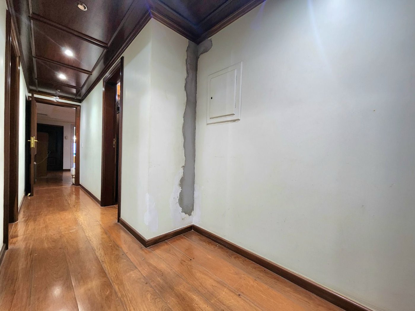 Apartamento Alto Padrão Frente Mar com 4 Dormitórios, 3 Suítes e 3 Vagas na Orla de Santos