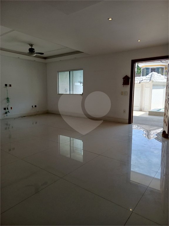 Casa à venda com 4 quartos, sendo 1 suíte, no condomínio Atlantico Sul, Rio de Janeiro - RJ