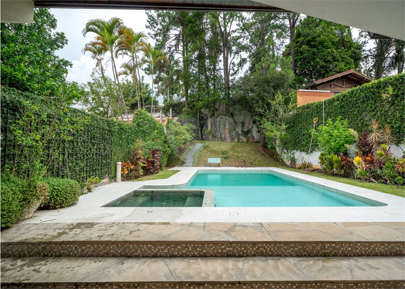 Sobrado à venda com 4 suítes em Jardim Cordeiro, São Paulo, SP