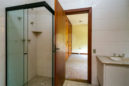 Casa à venda com 5 quartos, sendo 3 suítes, no condomínio Chácara Flora, São Paulo - SP