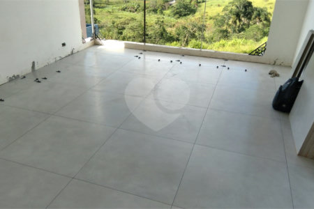 Casa à venda com 3 quartos, sendo 1 suíte,  no condomínio Residencial Club Entresseras, Santa Isabel - SP