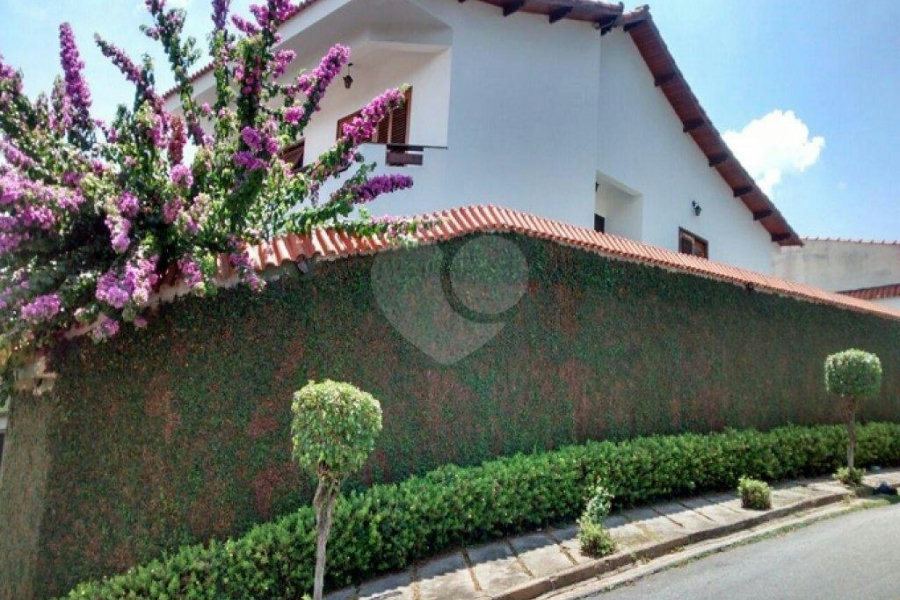 Sobrado à venda com 3 suítes em Jardim Peri, São Paulo, SP