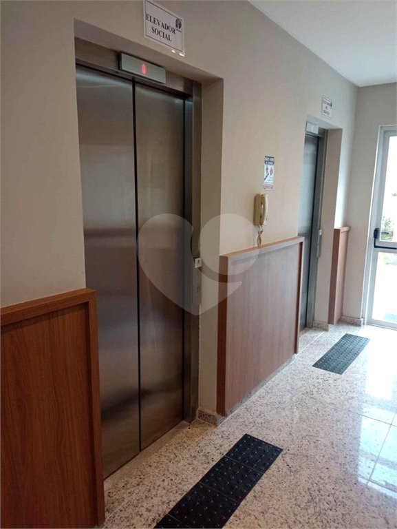 Apartamento no Condomínio Parque dos Jacarandás.