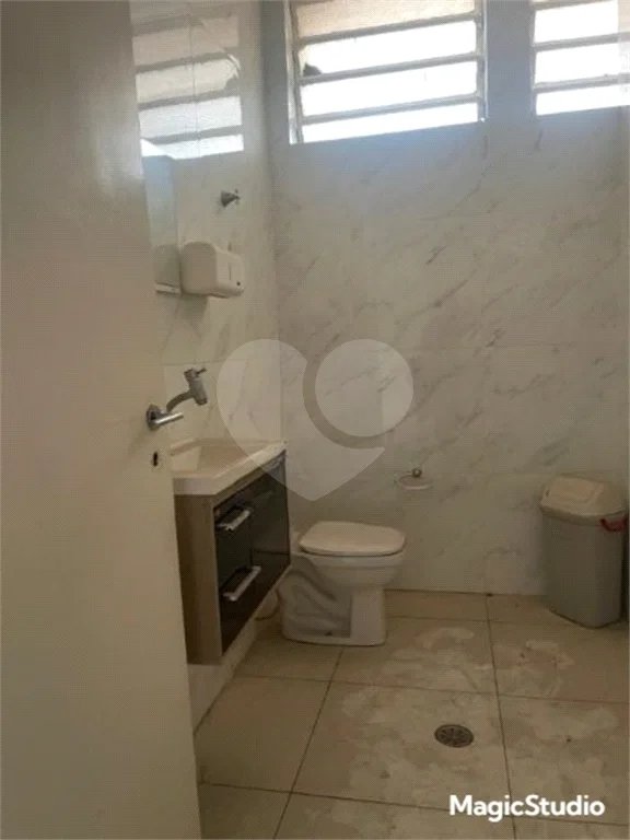 Casa comercial com 300m², 5 quartos, 2 vagas, para locação no Campo Belo!