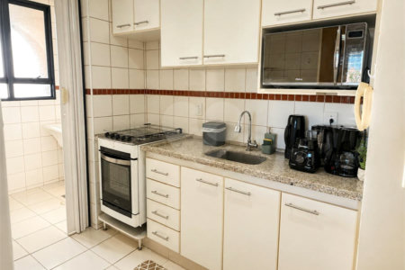 Apartamento á venda no centro com dois dormitórios e sacada.