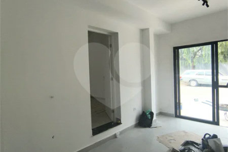 O imóvel possui 20 m² de área útil e 35 m² de área total, sendo uma ótima opção para instalação de escritório, consultório ou atividade comercial.