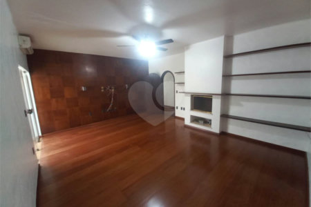 Casa térrea no Condomínio Faber I.