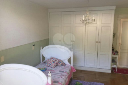 Casa à venda com 5 quartos, sendo 4 suítes, no condomínio Jardim Vitória Régia, São Paulo - SP
