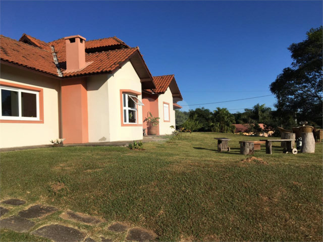 Casa à venda com 3 suítes no condomínio Suíça da Cantareira, Mairiporã - SP