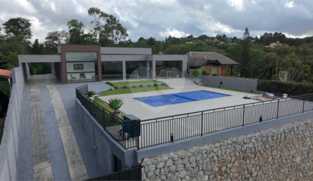 Casa à venda com 4 quartos, sendo 2 suítes,  no condomínio Alpes da Cantareira, Mairiporã - SP