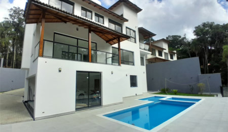 Casa à venda ou para alugar com 3 suítes no condomínio Sausalito, Mairiporã - SP