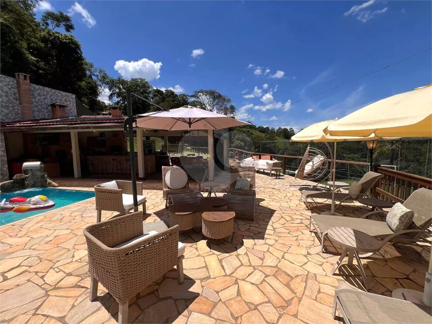 Chácara com excelente infraestrutura, contendo casa com 8 dormitórios, 900 m² de área construída, área total de 3000m², piscina adulto e infantil, churrasqueira, quadra gramada de futebol - Rio Acima - Atibaia/SP 900 m² Área construída 3.000 m² Área do terreno