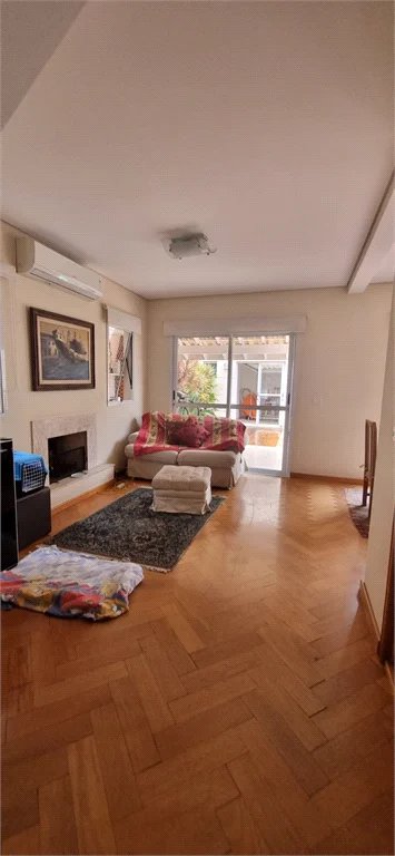 Casa à venda com 4 quartos, sendo 2 suítes,  no condomínio Casas de Windsor, São Paulo - SP