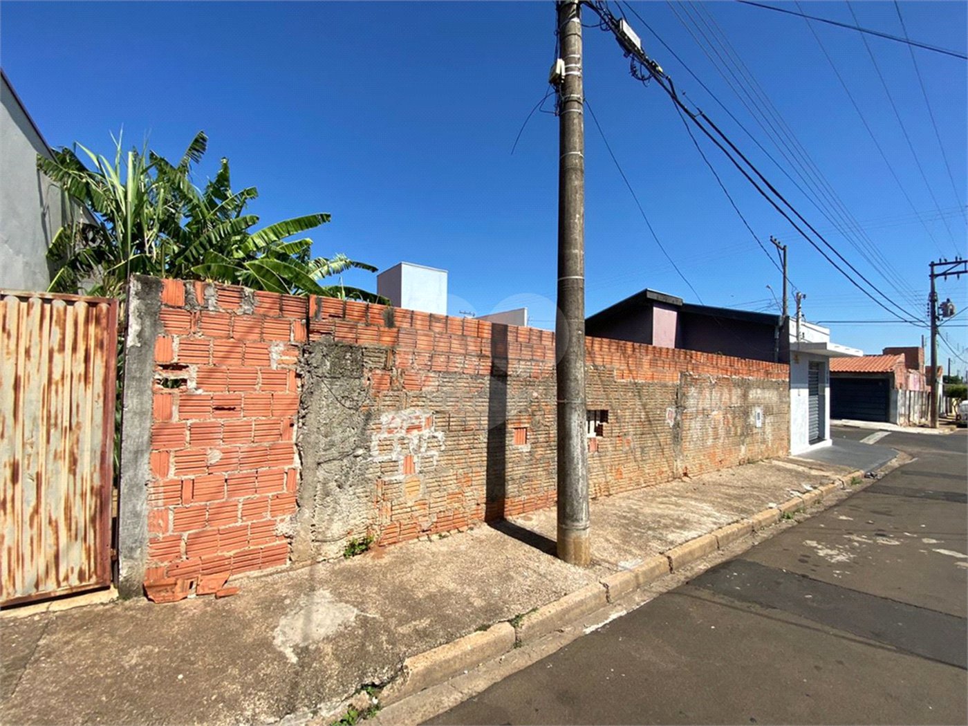 Casa e sala comercial na Vila Jacobucci