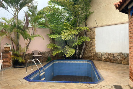 Casa Térrea com Acabamento em Tijolo Aparente e Quintal Amplo - Próximo ao Shopping Iguatemi