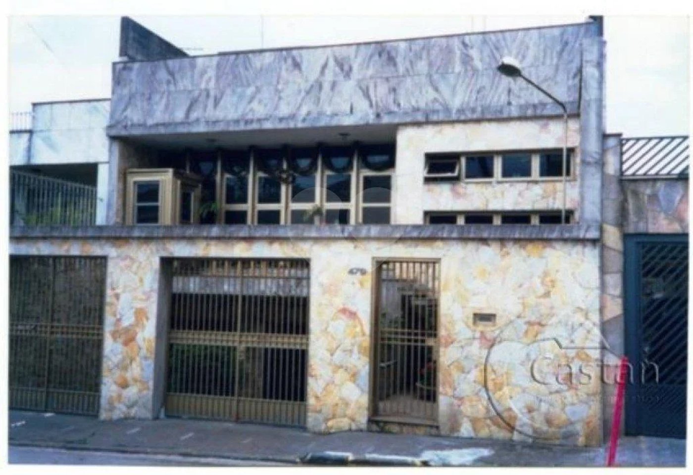 sobr. três pavimentos (frente: res. fundos: res ou industria