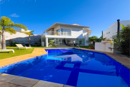 Casa à venda ou para alugar com 3 suítes no condomínio Figueira Garden, Atibaia - SP