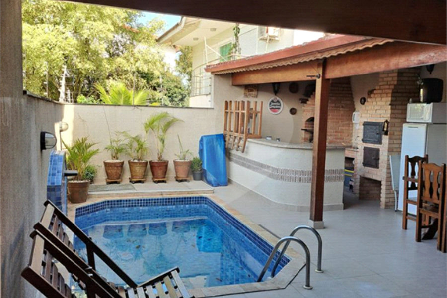 Sobrado à venda com 3 quartos em Tremembé, São Paulo, SP