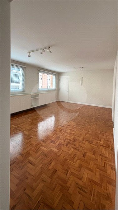 Apartamento à venda com 3 quartos, sendo 1 suíte,  em Moema, São Paulo, SP