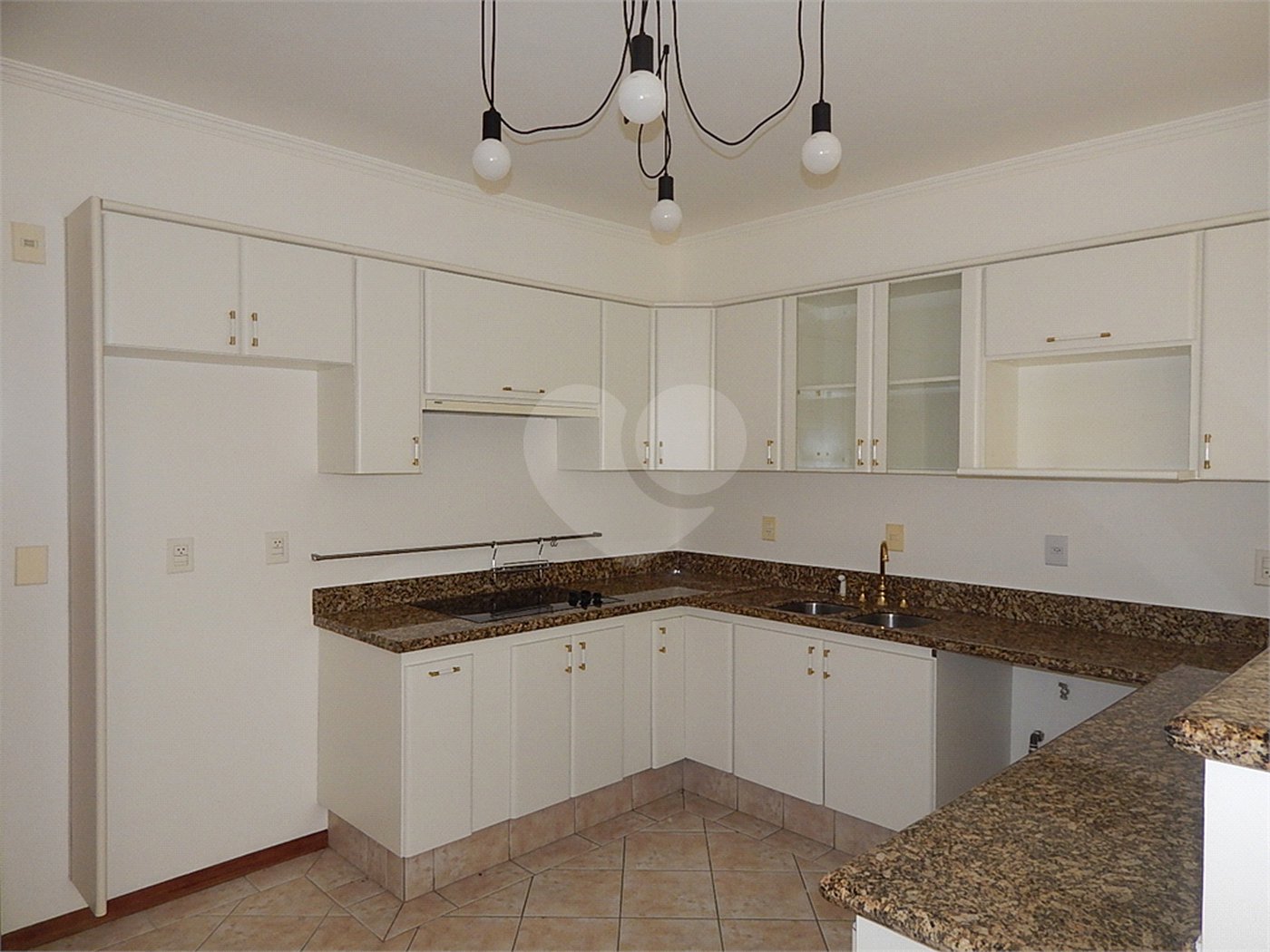Casa à venda com 3 quartos, sendo 1 suíte, no condomínio Alpes de Vinhedo, Vinhedo - SP