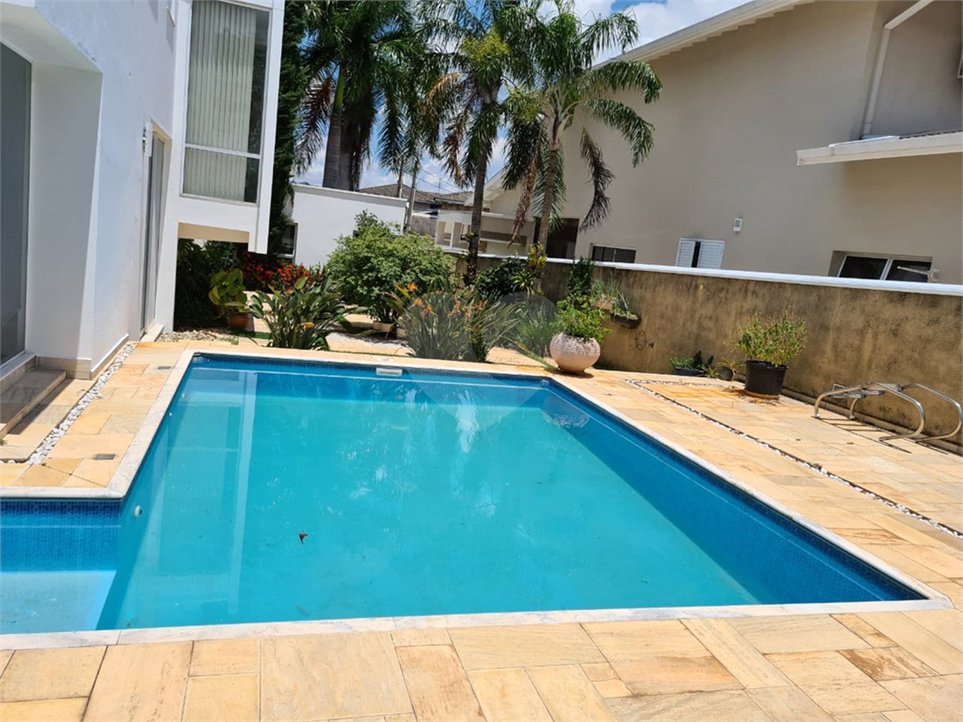 Casa à venda com 6 quartos, sendo 4 suítes, no condomínio Jardim Paulista I, Vinhedo - SP