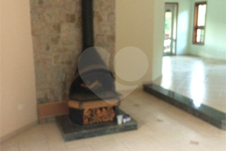 Casa à venda com 4 quartos, sendo 2 suítes, no condomínio Flamboyant, Atibaia - SP