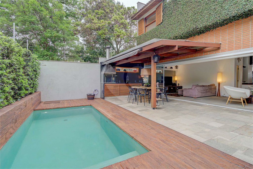 Casa à venda com 4 quartos, sendo 2 suítes, no condomínio Vila Antonieta, São Paulo - SP
