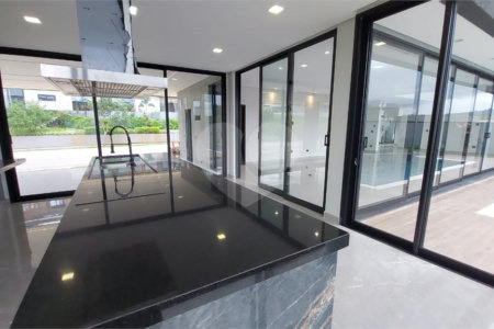 Casa à venda com 5 suítes no condomínio Figueira Garden, Atibaia - SP