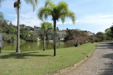 Casa à venda com 4 quartos, sendo 2 suítes,  no condomínio Granja Vianna II, Cotia - SP