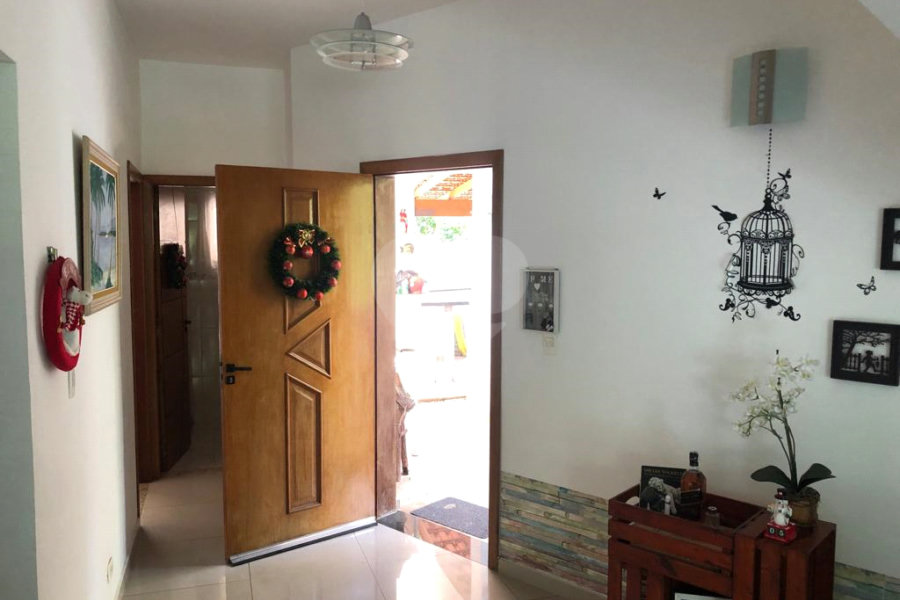 Casa à venda com 3 quartos, sendo 1 suíte, no condomínio Parque Suiça, Caieiras - SP
