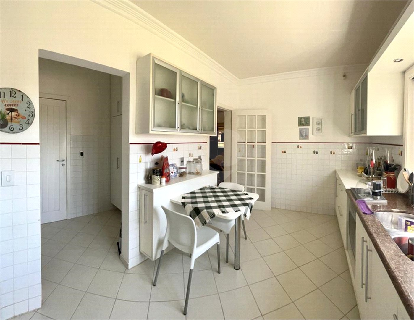 Casa à venda com 5 quartos, sendo 3 suítes, no condomínio Santa Teresa 1, Vinhedo - SP