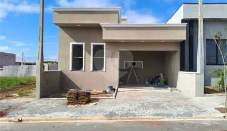 Casa à venda com 3 quartos, sendo 1 suíte, no condomínio Tivolli, Itapetininga - SP