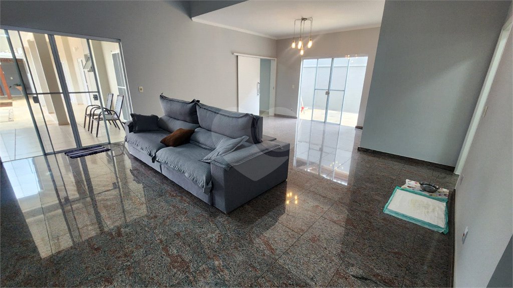 Casa à venda com 4 quartos, sendo 2 suítes, no condomínio Marambaia, Vinhedo - SP