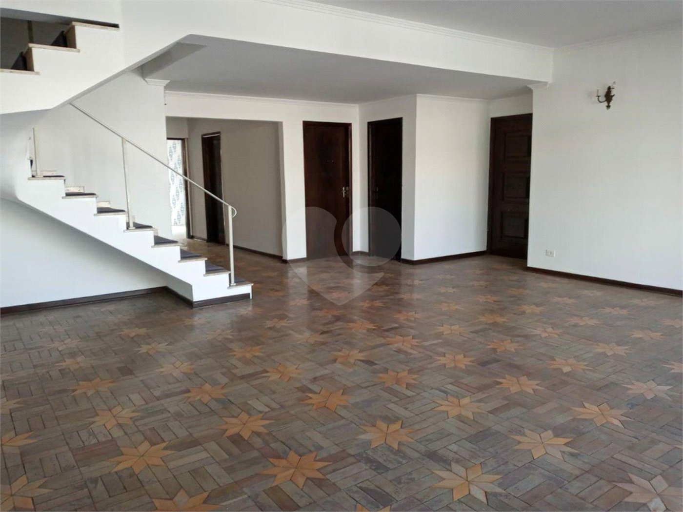Casa com 4 dormitórios e 4 vagas.