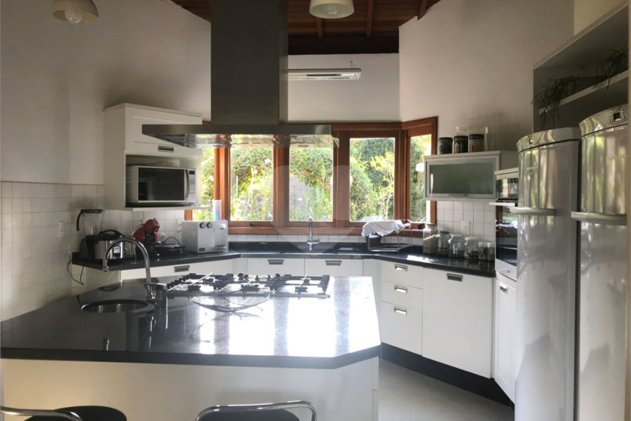 Casa à venda com 4 quartos, sendo 3 suítes, no condomínio Alpes da Cantareira, Mairiporã - SP